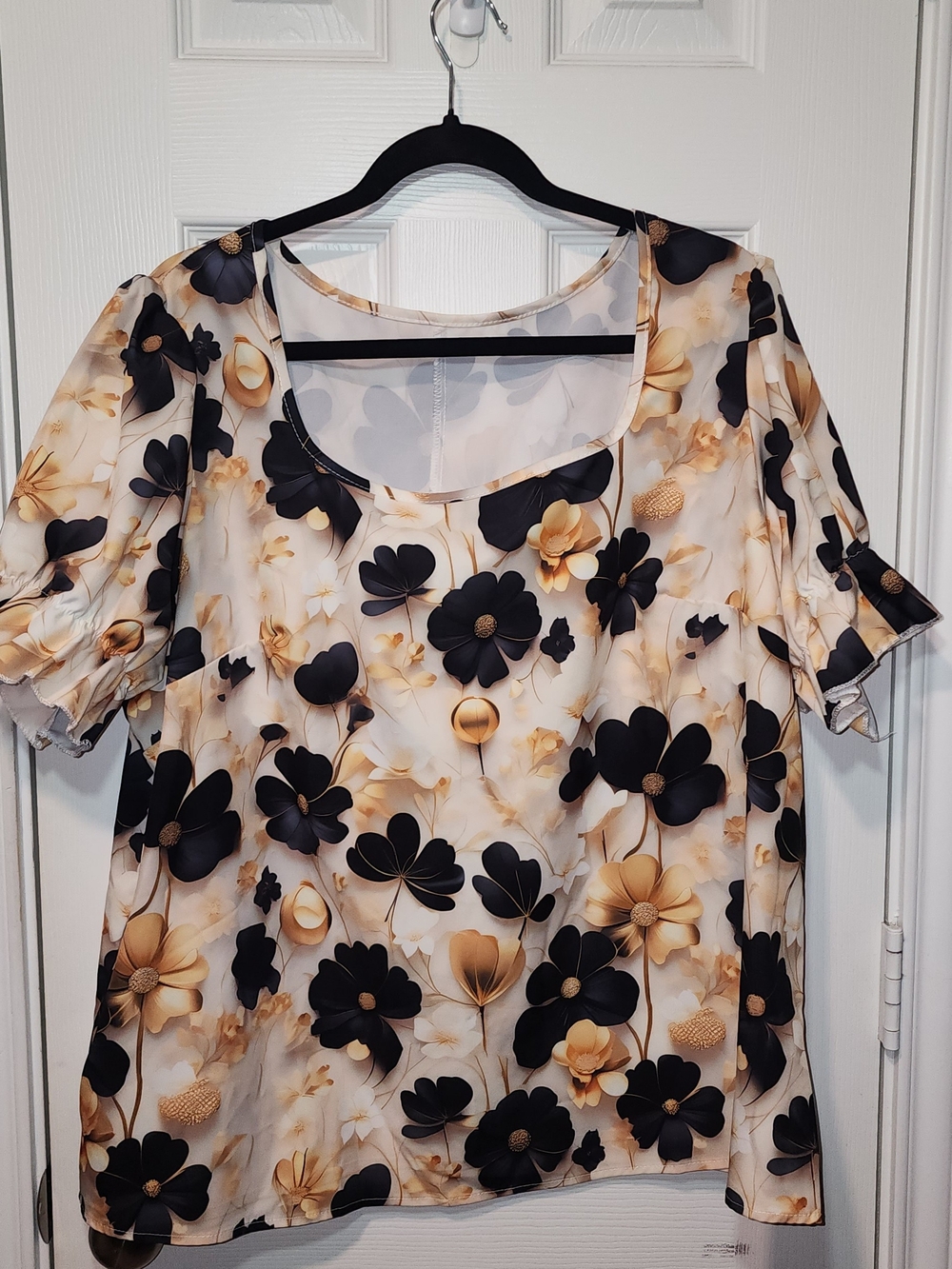 SHEIN Black and Cream Floral Scoop Neck Blouse